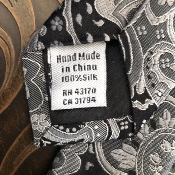 Black and Silver Grey Geoffrey Beene Vintage Tie - Picture 3 of 9